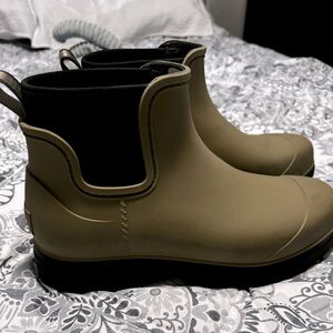 UGG rain boots size 9